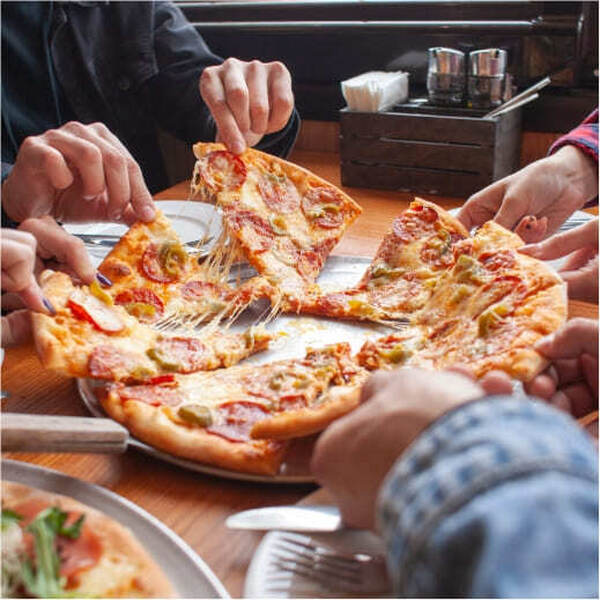 Handen nemen punten van een pizza